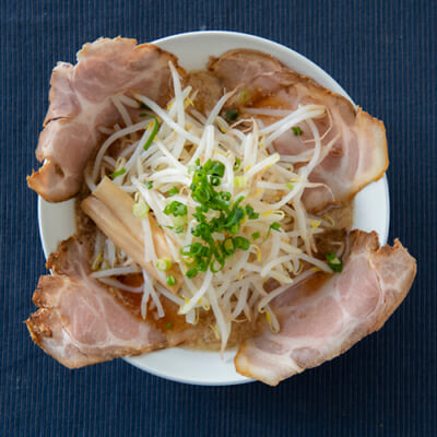 万人家 ストレート背油醤油らーめん